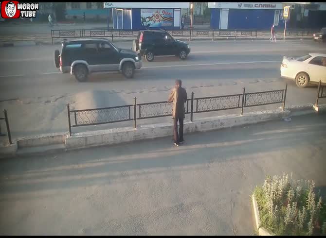 Video :A careless motorist almost murdered a mother and son